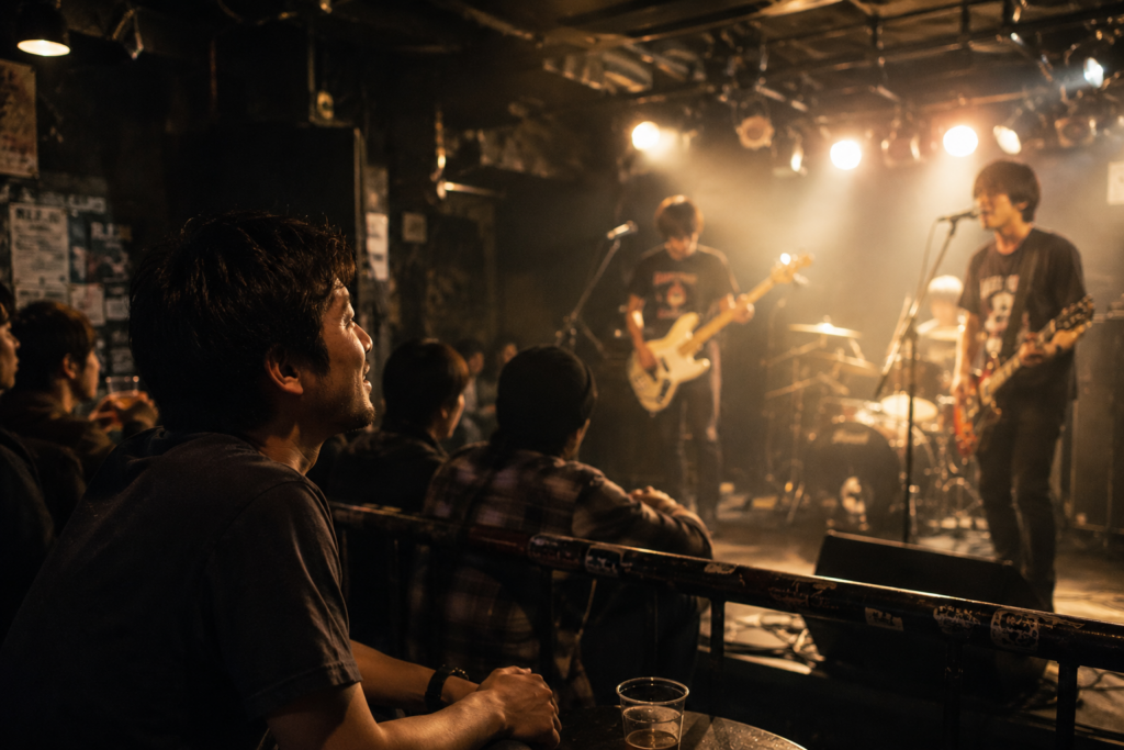 小さなライブハウスでバンドを応援するケンジ。